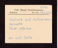 Etikett zu Schurz mit Schneckenbesatz (NHMW-ZOO-MO-0081100-ETH-133)